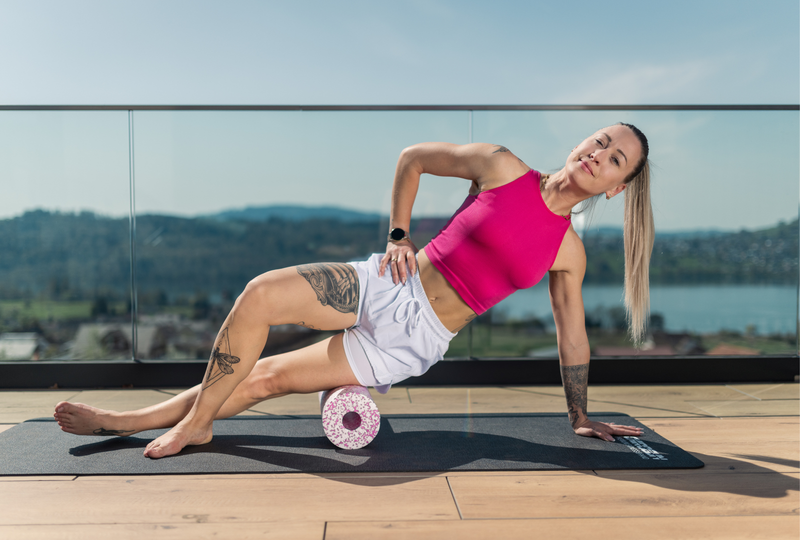 So nutzt du die Faszienrolle richtig für den seitlichen Oberschenkel