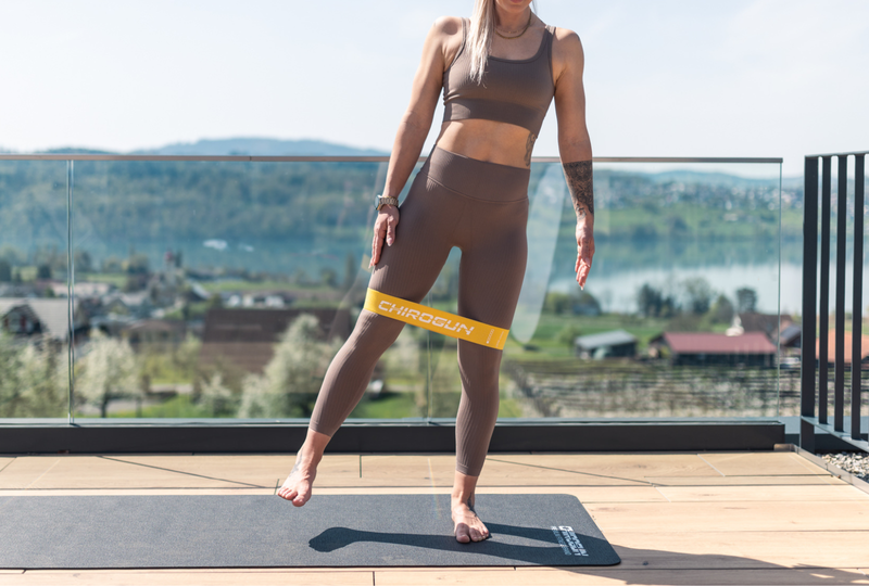 Bein Aktivierung im Stand mit Resistance Band richtig ausführen