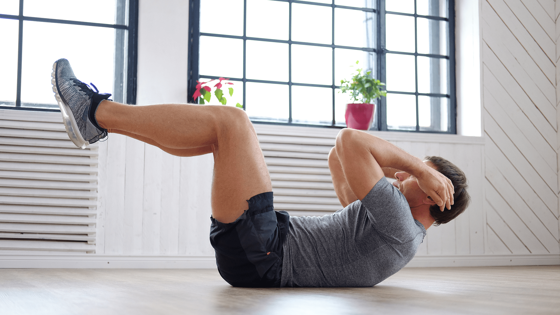 Mann der den Rumpf trainiert